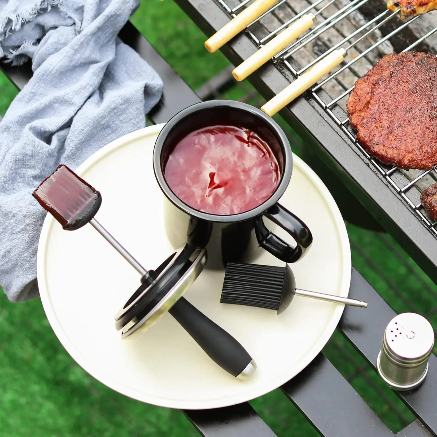25oz Basting Pot with 2 Replaceable Basting Brushes Set,Fathers Day Grilling Gifts for Men for Dad，Grill BBQ Gifts Accessories，Premium Enamel Barbecue Sauce Pot