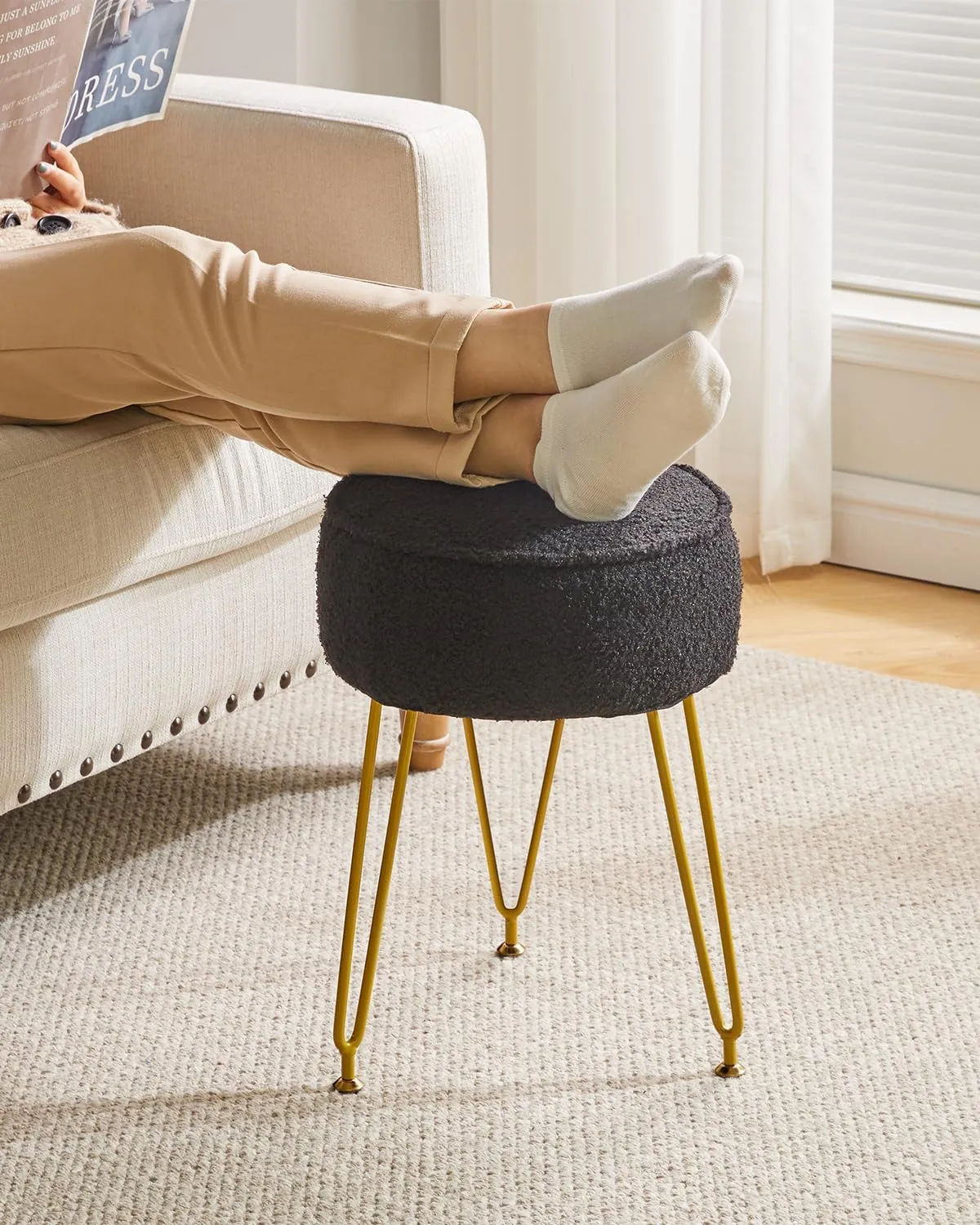 IBUYKE Teddy Velvet Round Footrest Ottoman, Makeup Vanity Side Table, Velvet Dressing Table Seat, Pouf Couch Stool for Living Room Bedroom, Black WBD009B